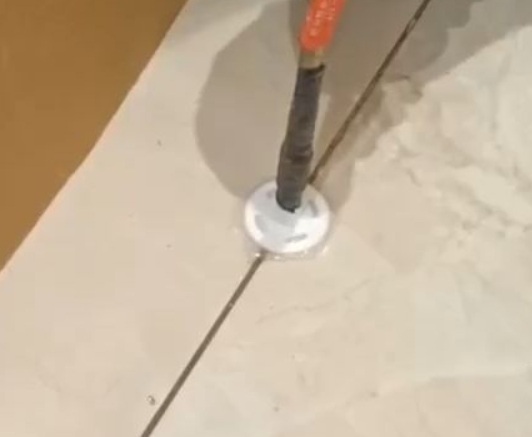 元谋瓷砖空鼓维修公司专业解答瓷砖在铺贴过程中，如果没有涂抹均匀到位的粘结材料（如水泥砂浆或瓷砖胶），可能会导致以下问题